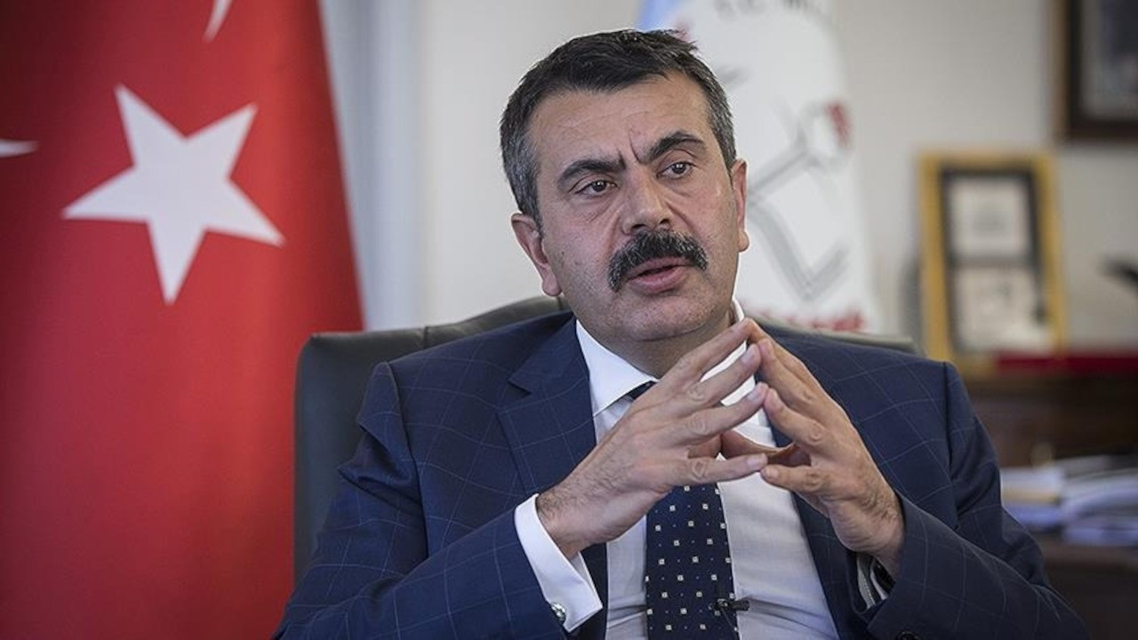 Minister backtracks on remarks in favor of single-sex schools